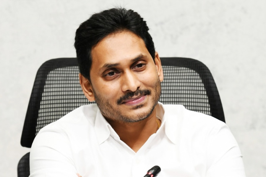 অন্ধ্রপ্রদেশের মুখ্যমন্ত্রী ওয়াই এস জগনমোহন রেড্ডিরও কোটি টাকার গাড়ি রয়েছে। জাগুয়ার এক্সজেএল গাড়ি রয়েছে তাঁর। এই গাড়ির দাম প্রায় দু’কোটি টাকা। 