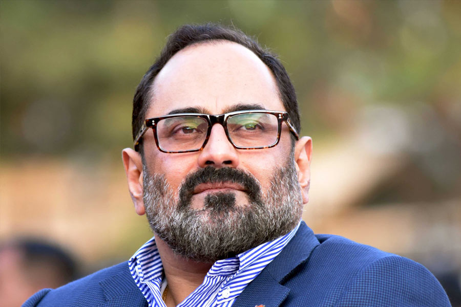  রাজ্যসভার সাংসদ রাজীব চন্দ্রশেখরের আস্ত জেট বিমান রয়েছে। সেই সঙ্গে ফেরারি, বিএমডব্লিউ-এর মতো দামি গাড়ি রয়েছে। 