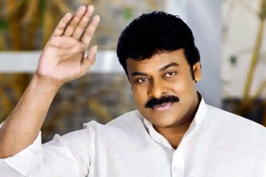 চিরঞ্জীবীর ঘরেও রয়েছে সব বিলাসবহুল গাড়ি। রেঞ্জ রোভার, মার্সিডিজ বেঞ্জের মতো নামী গাড়ি রয়েছে দক্ষিণী তারকার। 