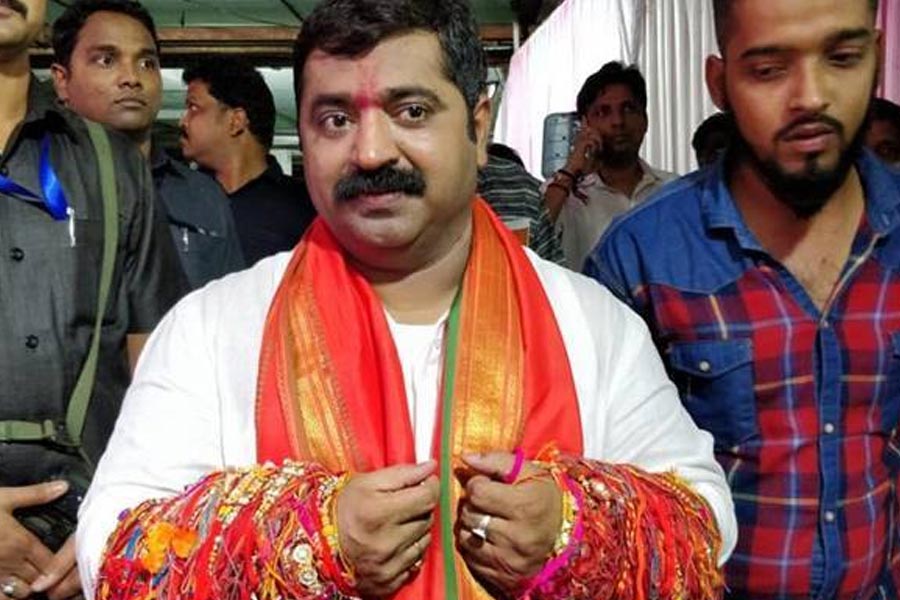  দামি গাড়ি তাঁর ভীষণ প্রিয়। তিনি বিজেপি বিধায়ক রাম কদম। একাধিক বিলাসবহুল গাড়ির পসরা সাজানো রয়েছে তাঁর ঘরে। 