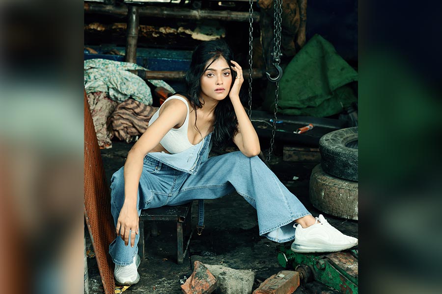 পুজো মানেই কি সাবেক শাড়িতে নারী? কিংবা শার্ট-জিনসের পশ্চিমি লুক? নাকি স্বাচ্ছন্দ্যই হয়ে দাঁড়িয়েছে আধুনিক সাজের মূল মন্ত্র?