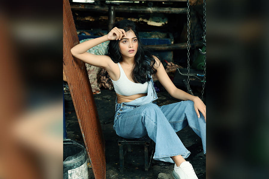 বয়স কম, তবু অল্প সময়েই টলিউডে নজর কেড়েছে অনুষা। সাহসী ফটোশ্যুট হোক বা ঘরের মেয়ে দুর্গা, ইন্ডাস্ট্রিতে যে কোনও চরিত্রে, স্বাচ্ছন্দ্যের সঙ্গে নিজেকে মেলে ধরেছে অনুষা।