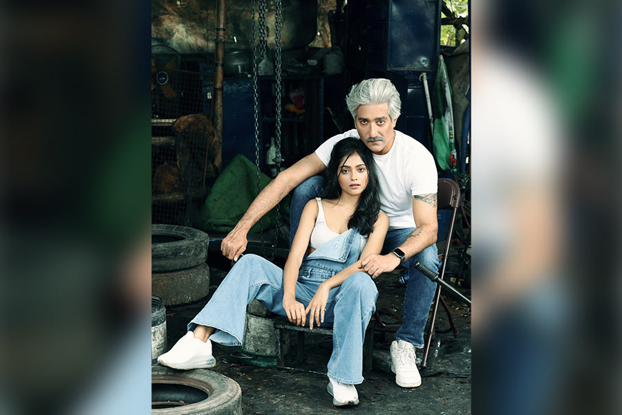 এই বছরের আনন্দ উৎসবে, ছকে বাঁধা পুজোর সাজ থেকে দূরে সরে আধুনিক ফ্যাশনকেই নতুন আঙ্গিকে তুলে ধরলেন অনুষা বিশ্বনাথন ও শতাফ ফিগার।