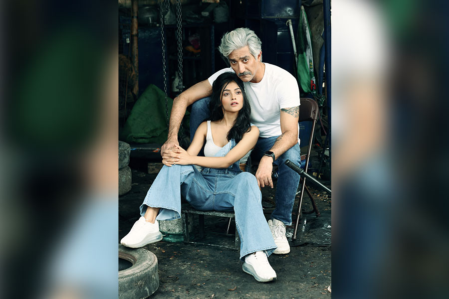 এমন এক জুটি নিয়ে এই ফটোশ্যুটের গল্প লিখলেন তথাগত, যাঁদের নিয়ে গল্প লিখতে খানিক বেগ পেতে হবে অনেককেই।