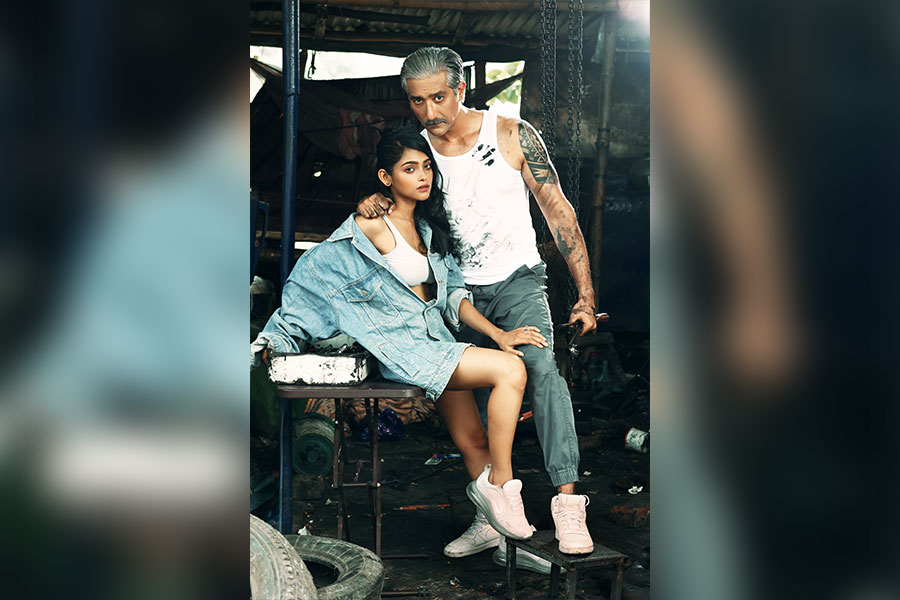 পুজোর ঠিক আগেই তথাগত ঘোষের ক্যামেরায় নতুন লুকে ধরা দিলেন শতাফ ও অনুষা। ফ্রেমবন্দি হল উষ্ণ, রোম্যান্টিক ভালবাসার কিছু মুহূর্ত।