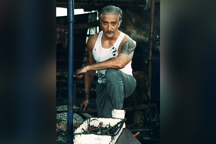 বিপরীতে শতাফ ফিগর। যাঁর বিচরণ টলিউড থেকে হলিউড, সর্বত্র। সম্প্রতি ‘এক্সট্র্যাকশন’ ছবিতে অভিনয় করে দর্শকদের নজর কেড়েছেন তিনি।