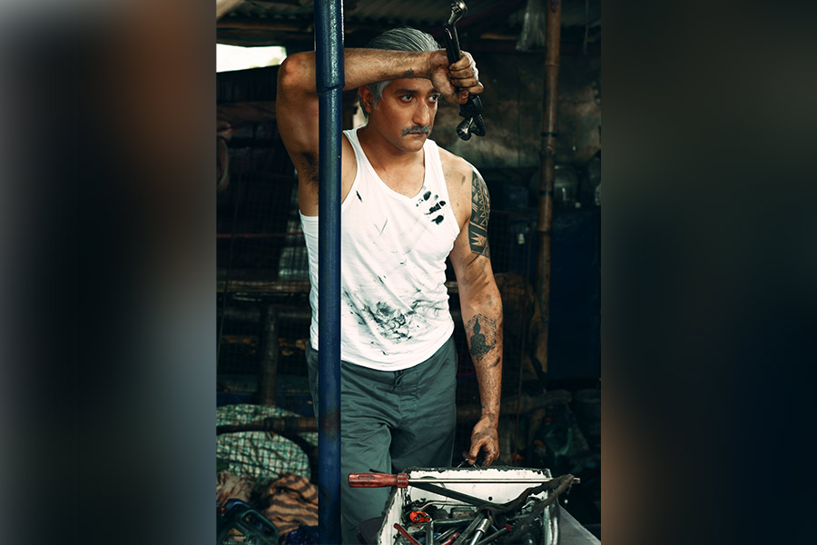 ক্যামেরার সামনে ঠিক তেমনই সাহসী লুকে ধরা দিলেন শতাফ নিজেও।