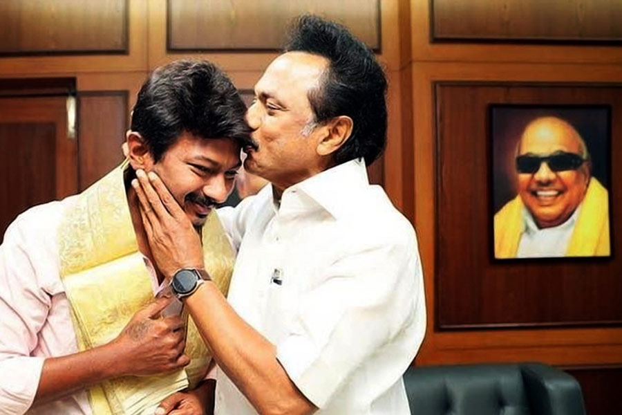  কারও বাড়িতে রয়েছে বিলাসবহুল সব গাড়ি, কারও আবার পকেটে এত মোটা অঙ্কের অর্থ রয়েছে, যে আস্ত একটা শহর কিনে নেওয়া যায়! দেশের এমনই কয়েক জন বিত্তবান রাজনীতিকের বিলাসবহুল জীবনযাত্রার কিছু নিদর্শন তুলে ধরা হল। 