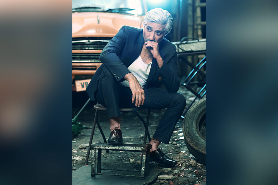 ভাঙা গ্যারাজে ডেনিমে অনুষা, আর সাদা টি-শার্টে শতাফ। এই ছবি মনে করিয়ে দিতে পারে কাইলি বল-এর গ্যারাজ ফটোশ্যুটকে।