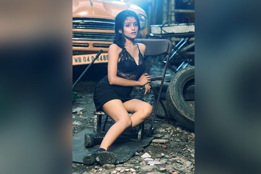 অন্য দিকে, অনুষাও উপভোগ করেছেন নিজের মতো করে। তাঁর মতে, এ বছরের পুজোর ফ্যাশনের সংজ্ঞা বদলে দিতে পারে এই ফটোশ্যুট! 