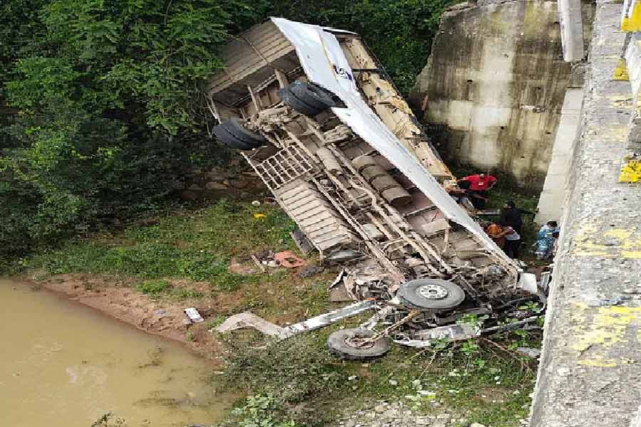 রেলিং ভেঙে নদীতে বাস।