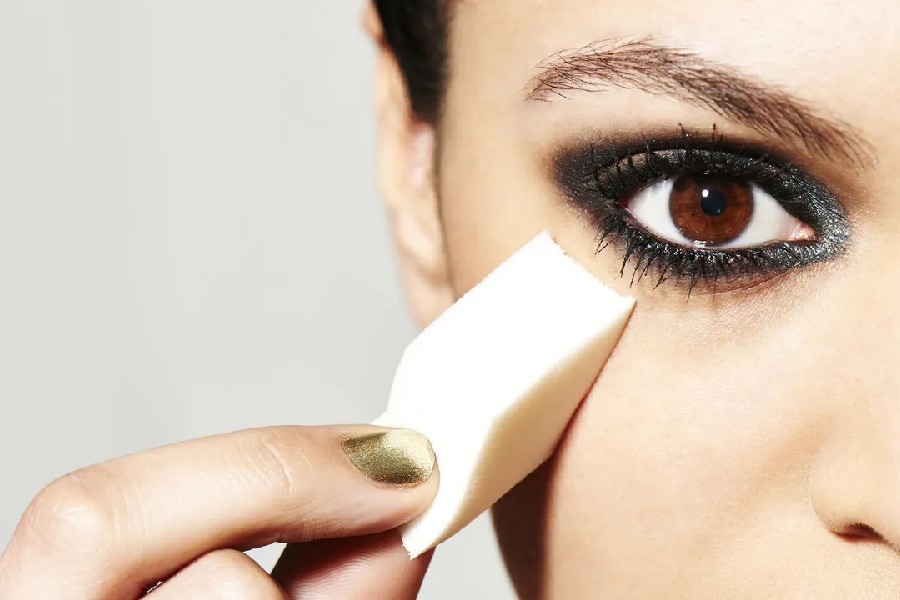 লেন্স পরলে, চোখের পাতার আশপাশে বা চোখের কোণে মেক আপ করবেন না।