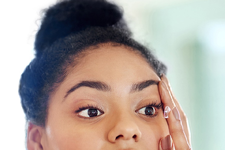 মেক আপ করার আগেই চোখে লেন্স পরে ফেলুন।