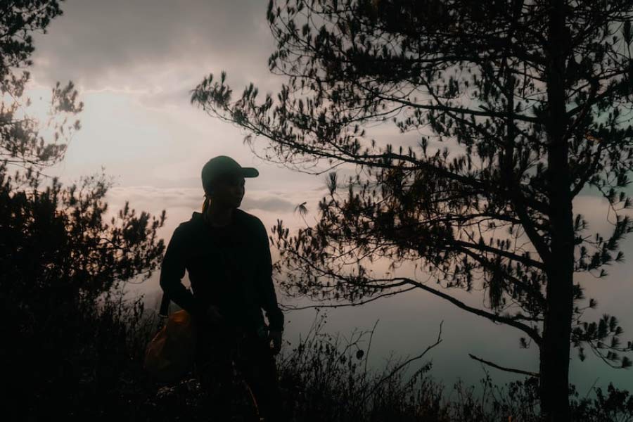 ১৯৯০ সালে ইতিহাস এবং নৃবিজ্ঞানে স্নাতকের ডিগ্রি, পরিবার, অর্থ এবং এমনকি পরিবার সূত্রে পাওয়া নাম— সব কিছু পিছনে ফেলে অনির্দিষ্টের পথে যাত্রা শুরু করেন ক্রিস্টোফার।