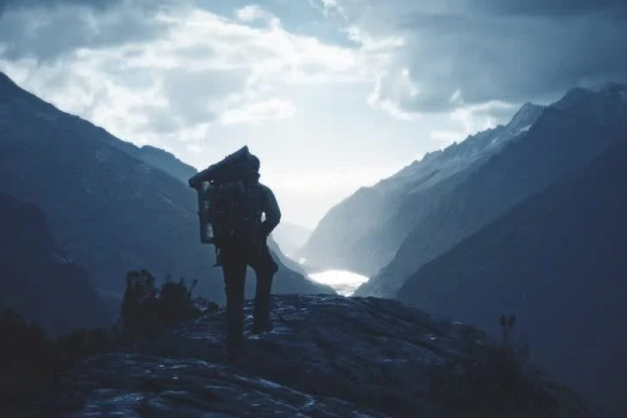 ঘর ছাড়ার পরবর্তী কয়েক মাস ধরে ক্রিস্টোফার বিভিন্ন পাহাড়ি এলাকায় ভ্রমণ করেন। পাহাড়ও চড়েন।