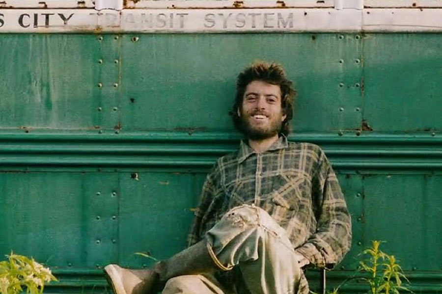 প্রকৃতির টানে ছাড়েন বিলাসবহুল জীবন, পরিত্যক্ত বাসে না খেতে পেয়ে মৃত্যু হয় কোটিপতি যুবকের