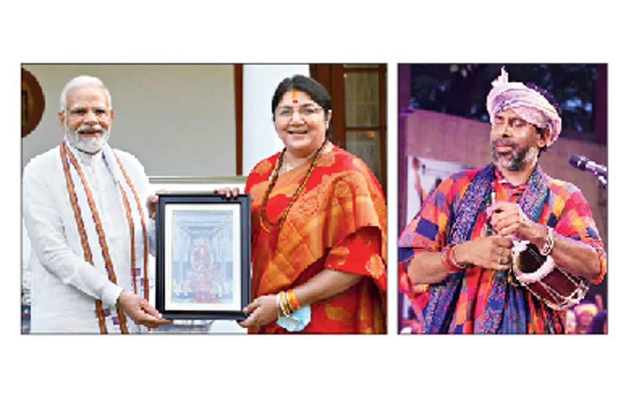 বঙ্গসংস্কৃতি: প্রধানমন্ত্রী নরেন্দ্র মোদীকে ভবতারিণীর ছবি উপহার দিচ্ছেন সাংসদ লকেট চট্টোপাধ্যায়, বাউল উৎসবে বামাপ্রসাদ সিংহ (ডান দিকে)