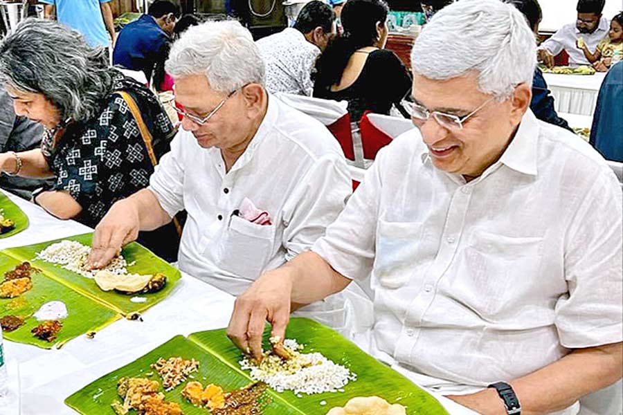 ভোজন: ওনামের খাওয়াদাওয়ায় সীতারাম ইয়েচুরি ও প্রকাশ কারাট
