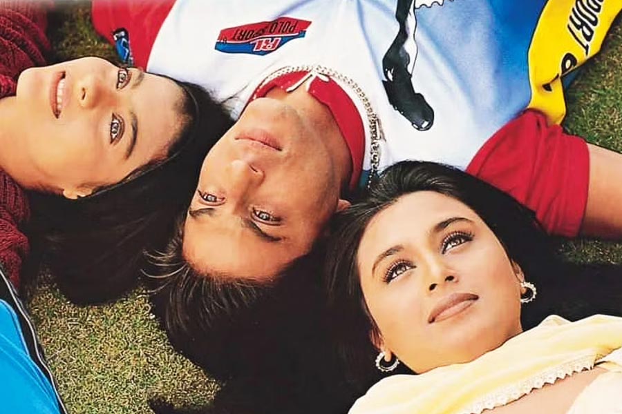 প্রথম ছবির সাফল্যের পর কিছু দিন বিরতি নিয়ে নতুন ছবির গল্প ও চিত্রনাট্য লেখার কাজে হাত দেন কর্ণ। তিনি চেয়েছিলেন ‘কুছ কুছ হোতা হ্যায়’ ছবির সফল ত্রয়ী আবারও এই ছবিতে কাজ করুন।