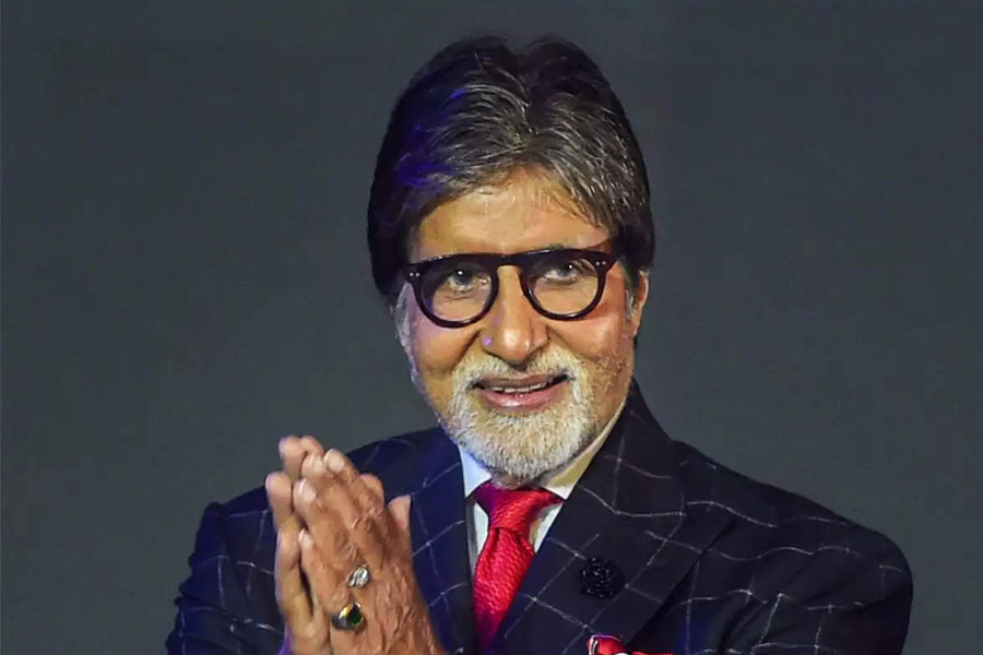 এক দিন সকাল সকাল অমিতাভ বচ্চনের বাড়ি প্রতীক্ষায় পৌঁছান কর্ণ। অমিতাভের সঙ্গে সাক্ষাৎ করে ছবির গল্প ও অমিতাভকে তাঁর চরিত্রটি শোনান তিনি। চরিত্রটি পছন্দ হওয়ায় তৎক্ষণাৎ ছবিতে কাজ করার জন্য চুক্তিবদ্ধ হন শাহেনশা। যশোবর্ধন রায়চাঁদ নামে এক শিল্পপতির চরিত্রে অভিনয় করেন তিনি।