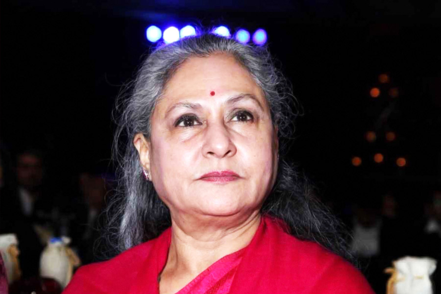 প্রতীক্ষার দরজা থেকেই জয়ার সঙ্গে দেখা করতে যান কর্ণ। সেখানেই তাঁকে ছবির গল্প শুনিয়ে ছবির জন্য চুক্তিবদ্ধ করে নেন কর্ণ। যশোবর্ধন রায়চাঁদের স্ত্রী নন্দিনীর চরিত্রে অভিনয় করেন জয়া।