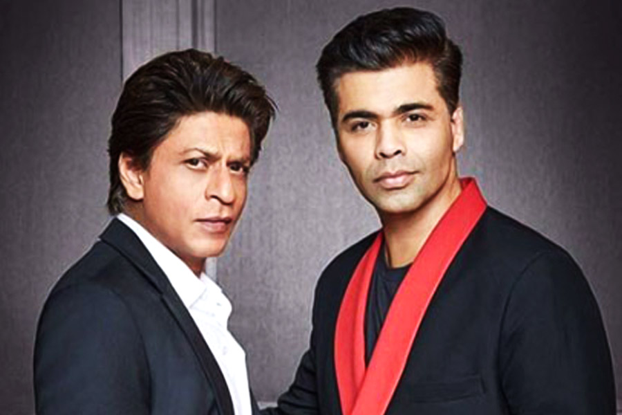 এর পর কর্ণর গন্তব্য ছিল তাঁর বন্ধু শাহরুখের বাড়ি মন্নত। শাহরুখ জানতেন, বন্ধু কর্ণ তাঁকে ছবি স্বাক্ষর করাতে আসবেন। সেখানে পৌঁছে শাহরুখকে ছবির সই করান কর্ণ।