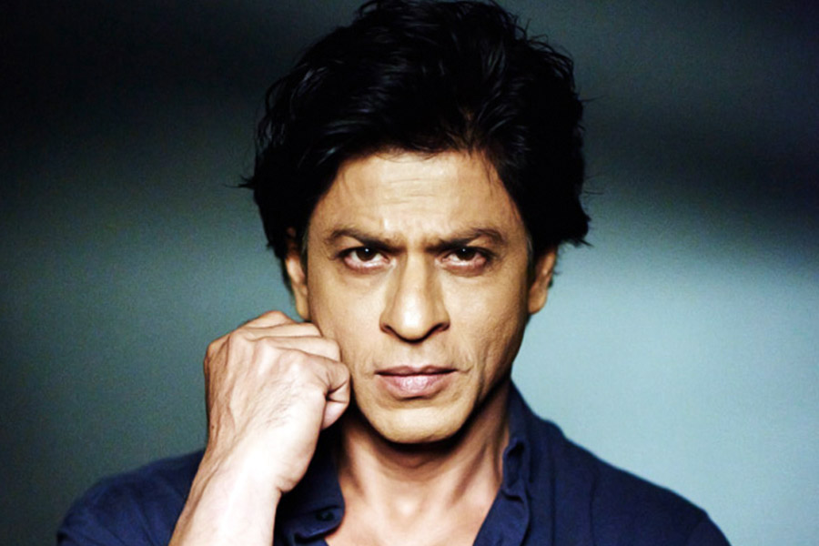  বন্ধুর প্রতি আস্থা থেকে ছবির গল্প কিংবা নিজের চরিত্র প্রসঙ্গেও সে দিন জানতে চাননি বাদশা। ছবিকে যশোবর্ধন ও নন্দিনীর পালিতপুত্র রাহুলের চরিত্রে অভিনয় করেন শাহরুখ।