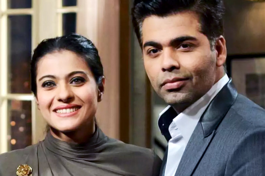 অমিতাভ, জয়া, শাহরুখকে সই করানোর পর কর্ণ প্রিয় বন্ধু কাজলের বাড়ি যান। শুধু সাক্ষাতের লক্ষ্যেই তাঁর ওই দিন কাজলের বাড়িতে যাওয়া। কাজলকে তাঁর বাড়িতে গিয়েই কর্ণ জানান, বড় তিন তারকাকে নিজের ছবির স্বাক্ষর করিয়েই তাঁর বাড়িতে এসেছেন তিনি।