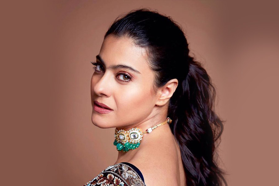  আগ্রহী হয়ে ছবির গল্প শুনতে চান কাজল। বন্ধুর কর্ণর কাছে ছবির গল্প শুনে তাঁর পছন্দও হয়। কাজল জানতে চান, তাঁর জন্য কোন চরিত্রটি ভেবেছিলেন কর্ণ? শাহরুখের বিপরীতে অঞ্জলির চরিত্রটি ভাবা হয়েছিল তাঁর জন্য। নিজের মত বদল করে কর্ণকে কাজল জানান, তাঁর ছবিতে কাজ করবেন তিনি। সঙ্গে সঙ্গে কাজলও ওই ছবির জন্য চুক্তিবদ্ধ হন।