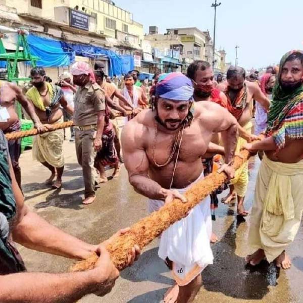 চলতি বছরের জুলাইয়ে পুরীর রথযাত্রায় এক সেবায়েতকে দেখে চমকে গিয়েছেন ভক্তেরা। আঁটসাঁট করে বাঁধা খাটো ধুতি। মাথায় ফেট্টি। আদুর গা ঠেলে বেরোচ্ছে দীর্ঘ দিনের যত্নে লালিত পেশিসমূহ। একমুখ দাড়িগোঁফের আড়ালে শান্তস্নিগ্ধ মায়ালু দু’টি চোখ। বিশাল বপুর এই সেবায়েতের ছবিতে ছবিতে ছেয়ে গিয়েছিল নেটমাধ্যম। অনেকেই তাঁকে বাস্তবের ‘বাহুবলীর’ তকমা দিয়েছিলেন।