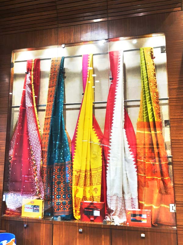 শাড়ির গুণাগুণ যাচাই করে তবেই শাড়ি কিনতে পছন্দ করছেন মহিলারা!