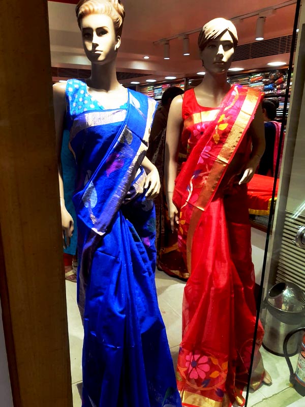 আট থেকে আশি, সবাই হালকা শাড়ি পরতেই বেশি পছন্দ করছেন।