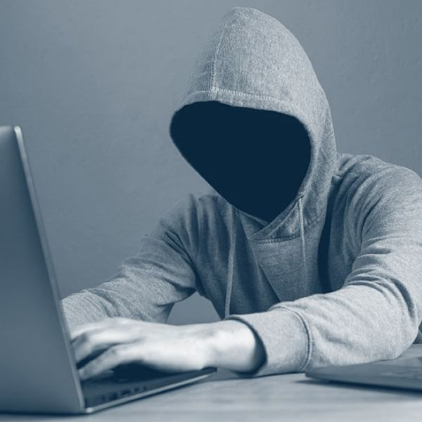 পরে নিজেই ঠাট্টা করে বলেছিলেন, ‘‘আমি যা করেছি, তাতে এর পর থেকে জনসমক্ষে এলে মন্ত্রীরা দস্তানা পরে নেবেন।’’