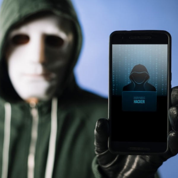 কেন এ সব করেছিলেন জ্যান? হ্যাকারদের একটি সম্মেলনে তিনি জানিয়েছিলেন, কারও মোবাইল হাতে নিলে বড় জোর ক্যামেরা অন করা যায়। অন্য কোনও তথ্য মেলে না। কিন্তু আঙুলের ছাপ নকল করে এক বার মোবাইল খুলে ফেলতে পারলে অনলাইন ব্যাঙ্কিং থেকে এটিএম কার্ডের পাসওয়ার্ড হাতিয়ে নেওয়া যায়। যদিও শেষ পর্যন্ত উরসুলার মোবাইল হাতে পাননি বলে এ সব কিছুই করতে পারেননি জ্যান।