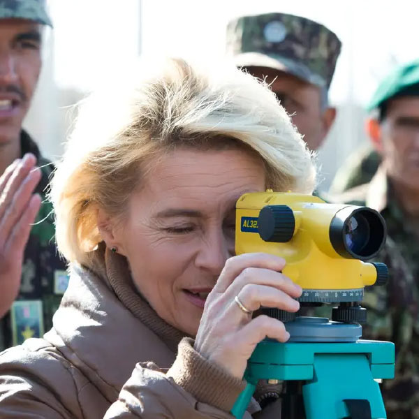 বাকি হ্যাকারদের থেকে অনেকটাই এগিয়ে রয়েছেন জ্যান। জার্মানির প্রতিরক্ষা মন্ত্রীর আঙুলের ছাপ চুরি করার আগেও বহু বড়সড় হ্যাকিং কাণ্ডে অভিযুক্ত ছিলেন তিনি। ২০১৩ সালে অ্যাপল ফোনের ৫এস মডেল বাজারে আসার ২৪ ঘণ্টার মধ্যে তার টাচ আইডি সেন্সরের কৌশল ধরে ফেলেন জ্যান।