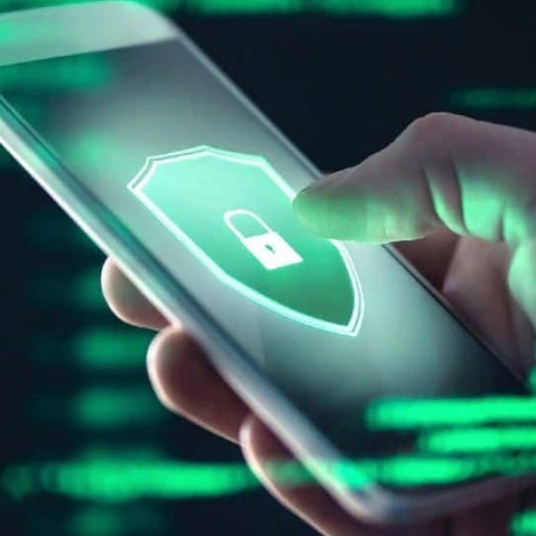 কাঠ আর আঠা দিয়ে নকল একটি আঙুল তৈরি করেছিলেন জ্যান। সেই নকল আঙুল দিয়ে অনায়াসে খুলে ফেলেছিলেন অন্যের আইফোন ৫এস, যে সব ফোন কিনা তাঁদের মালিকের আঙুলের ছাপ ছাড়া খোলা যায় না।