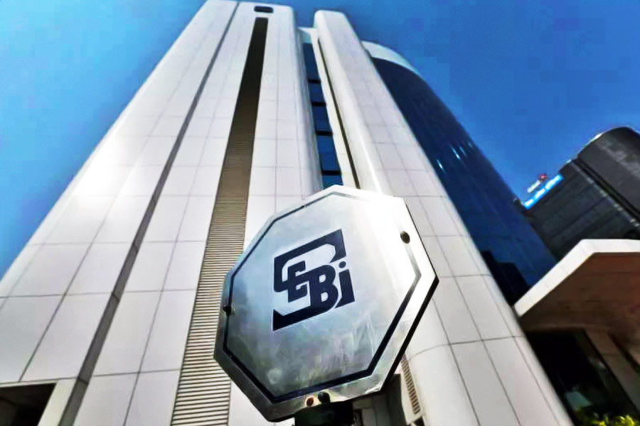 এই দুর্নীতির মামলায় ১৯০ পাতার রিপোর্টে শেয়ার বাজার নিয়ন্ত্রক সেবির দাবি ছিল, পদে থাকাকালীন এনএসইতে টাকা কামানোর নিজেদের ছক কাজে লাগিয়েছিলেন চিত্রা এবং আনন্দ। আনন্দের নিয়োগ এবং পদোন্নতি-সহ ব্যক্তিগত এবং কর্মস্থানের নানা সিদ্ধান্তে ‘শিরোমণির’ কথাতেই ওঠাবসা করতেন চিত্রা। ওই সাধুর পরামর্শেই সুব্রহ্মণ্যনকে নিয়োগ করেন তিনি। ২০১৪ সালের এপ্রিলে এনএসইতে তাঁর বেতন হয় ২.০১ কোটি এবং ২০১৫ সালের এপ্রিলে ৩.৩৩ কোটি। পরের বছরের এপ্রিলে গ্রুপ অপারেটিং অফিসার এবং এমডির উপদেষ্টা হিসাবে নিয়োগ করা হয় আনন্দকে। সে সময় তাঁর বেতন বেড়ে দাঁড়ায় ৪.২১ কোটি টাকা। যদিও আনন্দের কাজের অভিজ্ঞতা নিয়ে প্রশ্ন রয়েছে। এমনকি, এনএসইর আর্থিক ও ব্যবসা সম্পর্কে গোপন তথ্য, ডিভিডেন্ডের পরিস্থিতি, আর্থিক ফল নিয়েও সাধুর সঙ্গে আলোচনা করতেন চিত্রা। পাঁচ দিনের বদলে সপ্তাহে তিন দিন কাজে আসতেন আনন্দ।