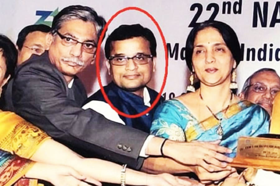 পরে জানা যায়, হিমালয়ের ওই সাধুই আসলে আনন্দ। সেবির দাবি, ২০ বছর ধরে এনএসইর নানা সিদ্ধান্তে ওই সাধু অর্থাৎ আনন্দের পরামর্শে কাজ করেছেন চিত্রা। দু’জনের বিরুদ্ধেই তল্লাশি অভিযান চালায় আয়কর দফতর। এর পর চিত্রা এবং আনন্দ দু’জনকেই গ্রেফতার করে সিবিআই। এফআইআরে সিবিআইয়ের অভিযোগ ছিল, দিল্লির ব্রোকিং সংস্থা ওপিজি সিকিউরিটিজ এবং তার প্রোমোটার সঞ্জয় গুপ্ত নিয়ম ভেঙে এনএসইর কো-লোকেশন ব্যবস্থার সুবিধা নিয়েছিলেন। ফলে অন্য ব্রোকারদের থেকে আগে লেনদেনের জন্য লগ-ইন করতে পারতেন এবং তার সাহায্যে মুনাফা লুটতেন।