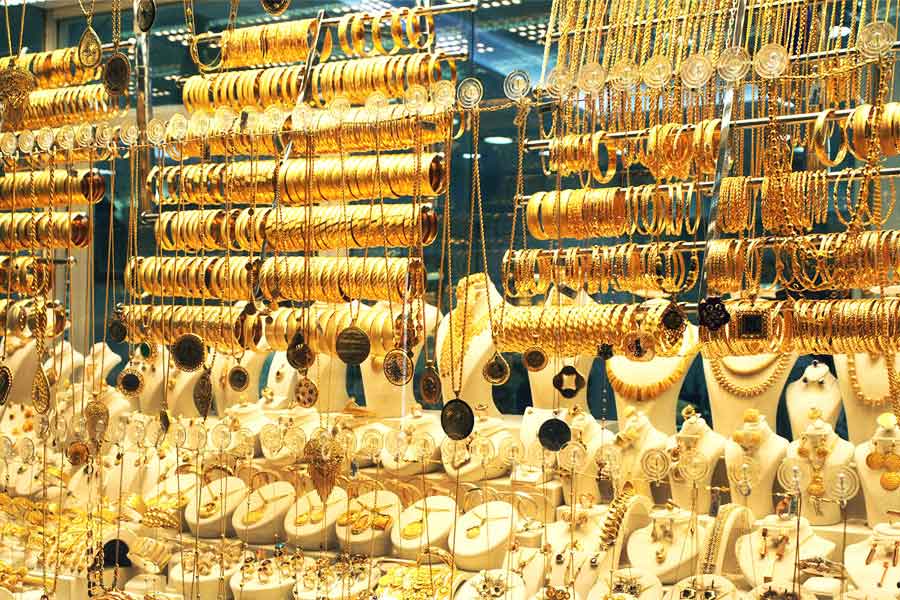 বিজ্ঞাপনে বলা হয়েছিল, ওই চাকরিপ্রার্থীদের ইন্টারভিউ নেবেন ‘সিবিআই আধিকারিক মোহন সিংহ’। অভিযোগ, সেই ইন্টারভিউ শেষ হওয়ার পর ২৬ জনকে বেছে নেওয়া হয়েছিল। তাঁদের বলা হয়েছিল, দক্ষিণ মুম্বইয়ের একটি গয়নার দোকানে তল্লাশি অভিযান চালিয়ে নিজেদের দক্ষতার পরিচয় দিতে হবে।