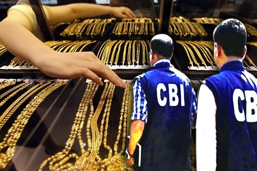 অভিযোগ, তল্লাশি অভিযানের ওই বাছাই করা প্রার্থীদের চোখে ধুলো দিয়ে গয়নার দোকান লুট করেছিলেন ‘মোহন সিংহ’। আজ পর্যন্ত ওই ‘মোহন সিংহের’ আসল পরিচয় জানা যায়নি।