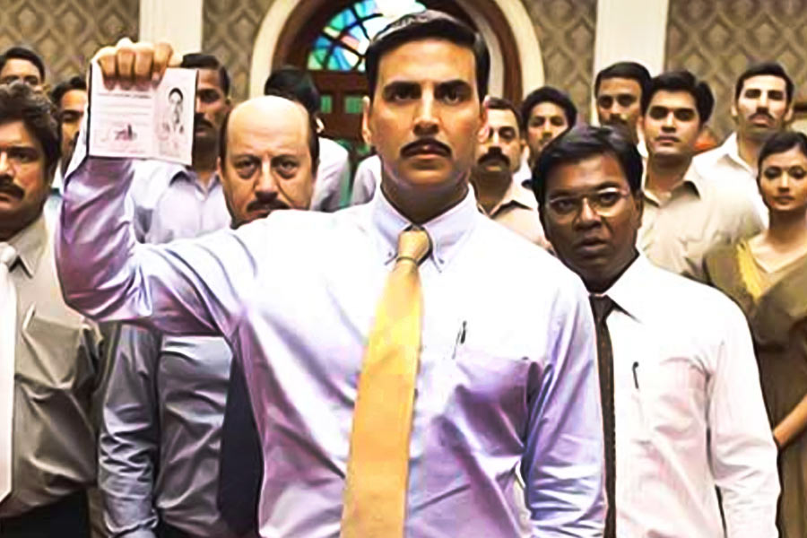 এই জোচ্চুরির গল্প ধরা পড়েছিল বলিউডি পর্দায়। ২০১৩ সালে এই গল্প নিয়ে ‘স্পেশাল ২৬’ তৈরি করেছিলেন পরিচালক নীরজ পাণ্ডে। অক্ষয় কুমারের অনবদ্য উপস্থিতিতে লাভের মুখ দেখেছিল ‘স্পেশাল ২৬’। ‘মোহন সিংহের’ নাম বদলে করা হয়েছিল অজয় সিংহ।