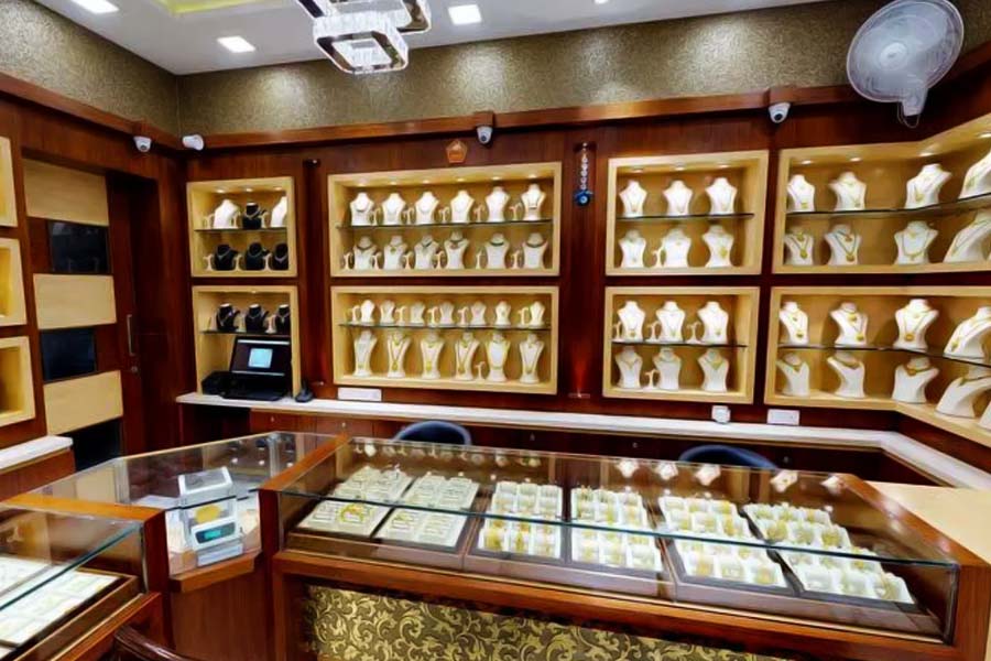 দেশ জুড়ে তল্লাশি চালালেও ‘মোহন সিংহকে’ পাকড়াও করতে পারেননি তদন্তকারীরা। তাঁর খোঁজে দুবাইয়েও হানা দিয়েছিলেন তাঁরা। কেরলের একটি হোটেলের রেজিস্টার দেখে জানা গিয়েছিল, ওই প্রতারক তিরুঅনন্তপুরমের বাসিন্দা। তবে তাতেও লাভ হয়নি। ওই গয়নার দোকান থেকে প্রায় ৩.৭ কোটি টাকার সামগ্রী হাপিস করে দিয়েছিলেন ‘মোহন সিংহ’।