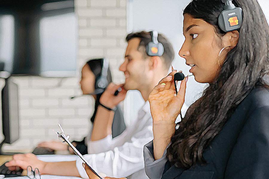 আমেরিকার বিচার বিভাগীয় দফতরের দাবি, এ দেশের কল সেন্টার থেকে আইআরএস আধিকারিক সেজে অর্থ তোলার কাজ চলত। তারই সাতটি কল সেন্টারের খোঁজ পাওয়া গিয়েছিল মুম্বইয়ের শহরতলি মীরা রোডে। অভিযোগ, আমেরিকার করদাতাদের দিনে হাজারো ফোন করতেন ওই কল সেন্টারগুলির সাতশোরও বেশি কর্মী। তাঁদের ধোঁকা দিয়ে কোটি কোটি ডলার ট্রান্সফার করাতে বাধ্য করতেন ওই প্রতারকেরা।