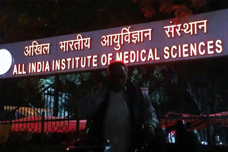 নেটমাধ্যমে আরডিএর ভুয়ো পরিচয়পত্র ব্যবহার করতেন খুররম। তবে নেটমাধ্যমে তাঁর উপস্থিতিই খুররমের কাল হয়েছিল। আরডিএর তৎকালীন সভাপতি হরজিৎ সিংহ ভাট্টি বলেছিলেন, ‘‘এমসের সমস্ত ইভেন্টে যে ভাবে জুনিয়র ডাক্তার সেজে আসতেন খুররম, তা দেখে আমরা হতবাক। প্রতি দিন ডাক্তারদের হস্টেল, কফি শপেও ঘোরাফেরা করতেন তিনি। সে সময়ই সন্দেহ হয়েছিল, ১৮-২০ ঘণ্টার ডিউটির পর এক জন জুনিয়র ডাক্তার কী ভাবে এত ফুরসত পেতেন?’’