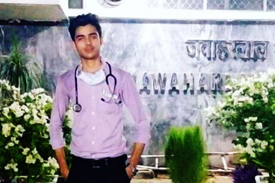 খুররম কী ভাবে ধরা পড়লেন? এমসের নিরাপত্তা আধিকারিক বার বার বলা সত্ত্বেও এক বার কিছুতেই অ্যাডমিনিস্ট্রেটিভ বিল্ডিংয়ে আসেননি তিনি। সে সময় থেকেই সন্দেহ হয়ে ওই আধিকারিকের। এক রবিবার ম্যারাথনে যোগ দিলে তাঁকে পাকড়াও করেন আধিকারিকেরা। এর পর খুররমকে পুলিশের হাতে তুলে দেওয়া হয়।