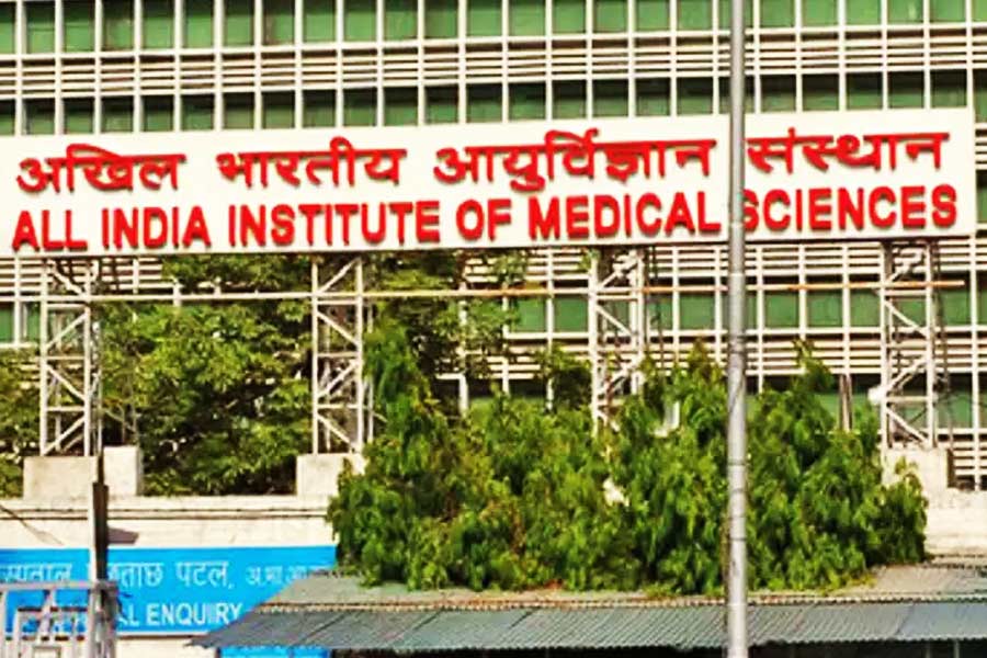 চিকিৎসকদের একাংশের দাবি, এমসের মতো চিকিৎসা প্রতিষ্ঠানে যে সুরক্ষাজনিত খামতি রয়েছে, তা চোখে আঙুল দিয়ে দেখিয়ে দিয়েছেন খুররম। তাঁদের প্রশ্ন, কী কারণে চিকিৎসক সেজে ঘুরে বেড়াতেন খুররম? অন্যান্য কর্মী বা রোগীর পরিবারের কাছ থেকে তিনি কি আর্থিক ভাবে ফায়দা তোলার চেষ্টা করেছিলেন? যদিও এ সব প্রশ্নের উত্তর পাওয়া যায়নি। খুররমের বিরুদ্ধেও প্রতারণার অভিযোগ প্রমাণিত হয়নি।