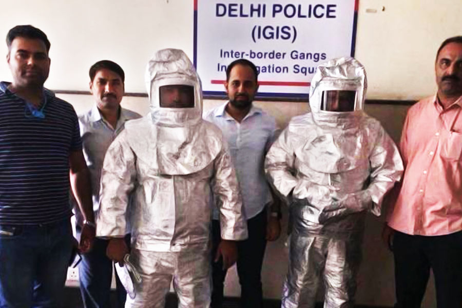 ২০১৮ সালের মে মাসে দিল্লির এক কাপড়ের রফতারিকারক ব্যবসায়ীর অভিযোগ ছিল, বীরেন্দ্রমোহন ব্রার এবং তাঁর ছেলে বাবা ব্রার-সহ অনেকে তাঁকে ঠকিয়েছেন। এই অভিযোগে দিল্লির অপরাধদমন শাখার দ্বারস্থ হয়েছিলেন তিনি। ওই ব্যবসায়ীর দাবি, রাইস পুলার পরীক্ষার নামে তাঁর কাছ থেকে ১.৪৩ কোটি টাকা নিয়েছেন বীরেন্দ্ররা।