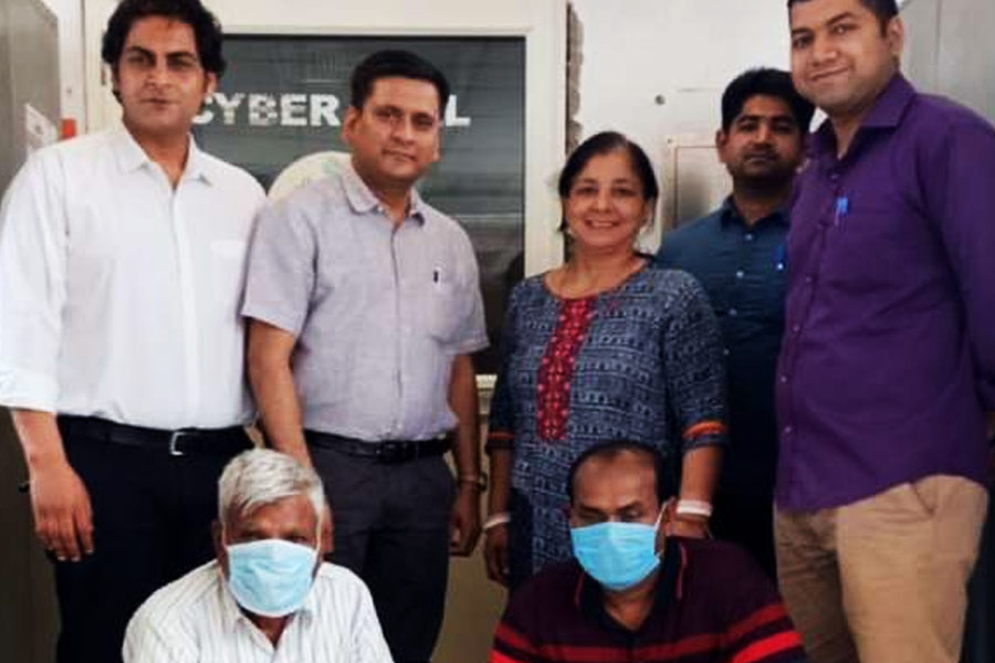 দিল্লির ওই ব্যবসায়ীর অভিযোগ, কয়েক বছর আগে এক ব্যক্তি তাঁকে বলেছিলেন যে রাইস পুলারের ব্যবসায় প্রচুর মুনাফা করা যায়। তদন্তে নেমে রাইস পুলার বিক্রি করা এবং তা পরীক্ষার অভিযোগে বীরেন্দ্র এবং বাবা ব্রারকে গ্রেফতার করেছিল দিল্লি পুলিশ। তাঁদের কাছ থেকে নাসার স্টিকার লাগানো একটি রাইস পুলারও বাজেয়াপ্ত করেছিল তারা।