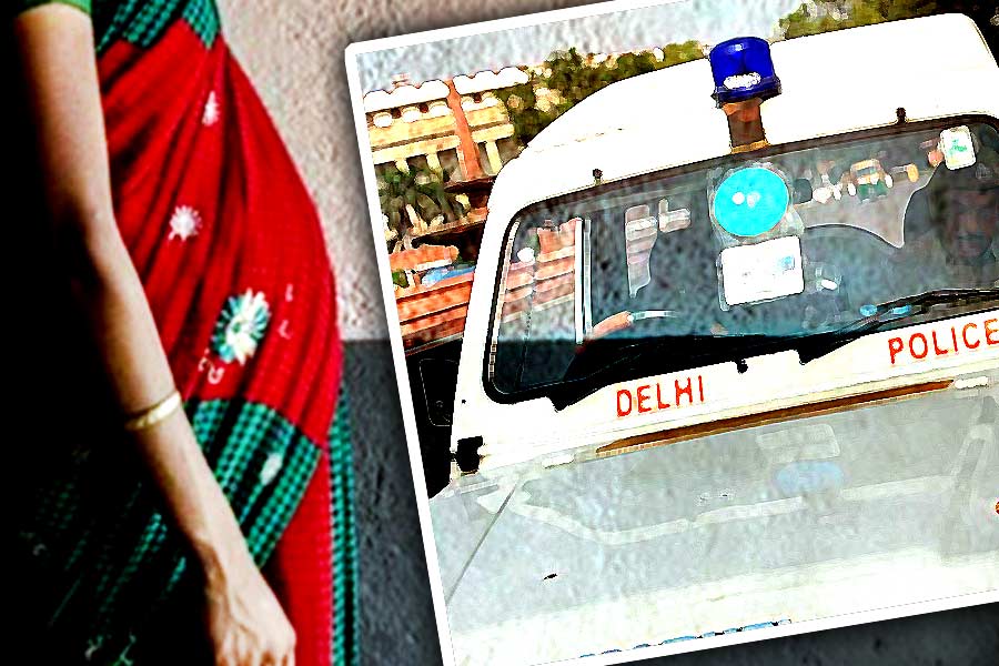 তবে খুন করার পরেই উধাও হয়ে যায় রামু। হাজার চেষ্টা করেও তাকে খুঁজে বের করতে পারেনি পুলিশ। সুনীতা বার বার থানা থেকে ফিরে এসেছেন। কিন্তু খুনির সাজা পাওয়া দূরের কথা, রামু তখনও নিরুদ্দেশই ছিল। অবশেষে ঘটনার ২৫ বছর পর দিল্লি পুলিশ আবার এই মামলার তদন্ত শুরু করে।