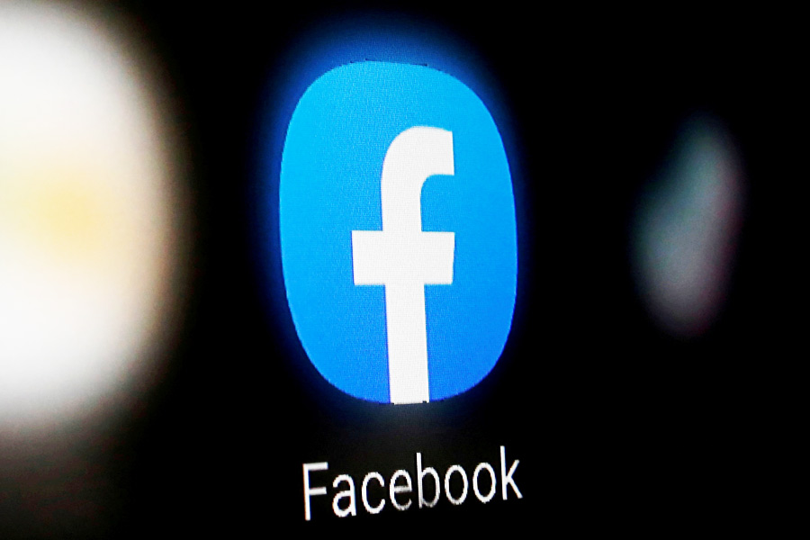 ফরুকাবাদের কোথাও বাড়ি রামুর— আত্মীয়ের কাছ থেকে এই খোঁজ পেয়ে ফরুকাবাদে পৌঁছয় পুলিশ। সেখানে পৌঁছে ফেসবুক অ্যাকাউন্ট থেকে রামুর ছেলে আকাশের খোঁজ পায় পুলিশ। আকাশ জানান, বাবার সঙ্গে বহু দিন দেখা হয়নি। তিনি শুধু এ টুকু জানেন যে, লখনউয়ের জানকীপুরম এলাকায় রামু ই-রিকশা চালান।